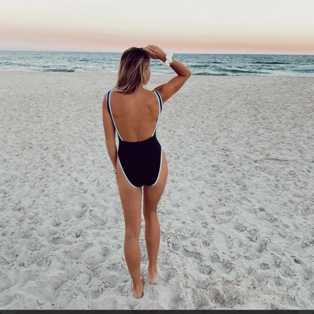 Lainsnow- Ocean Isle One Piece- Black